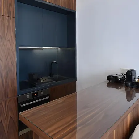 Rose N Stone, Queen, Luxury