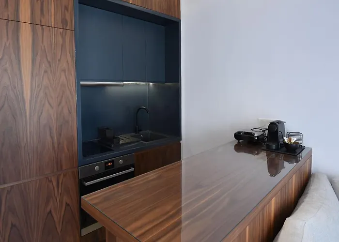 Rose N Stone, Queen, Luxury